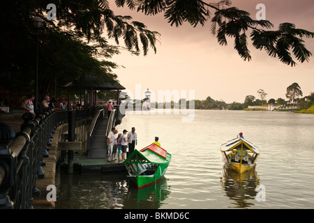 Tambangs (sampan (bateau-taxi) prendre des passagers à bord de l'eau au crépuscule. Kuching, Sarawak, Bornéo, Malaisie. Banque D'Images