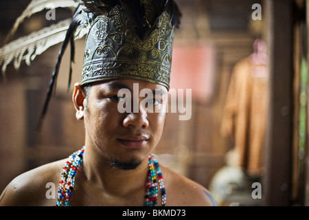 Iban homme en costume traditionnel. Village Culturel de Sarawak, le Damai Beach, Kuching, Sarawak, Bornéo, Malaisie. Banque D'Images