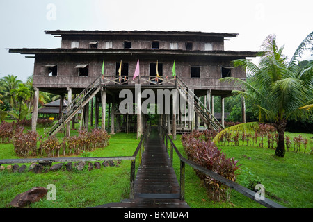 Melanau Tall House au Sarawak Cultural Village, plage. Kuching, Sarawak, Bornéo, Malaisie. Banque D'Images