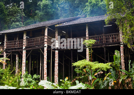 Orang Ulu Longue Maison au Village Culturel de Sarawak, le Damai Beach. Kuching, Sarawak, Bornéo, Malaisie. Banque D'Images