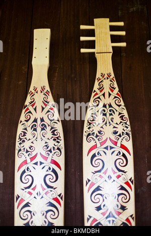Deux sape - un luth-style instrument utilisé par l'ethnie Orang Ulu. Village Culturel de Sarawak, Kuching, Sarawak, Bornéo, Malaisie Banque D'Images