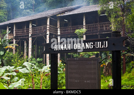 Orang Ulu Longue Maison au Village Culturel de Sarawak, le Damai Beach. Kuching, Sarawak, Bornéo, Malaisie. Banque D'Images