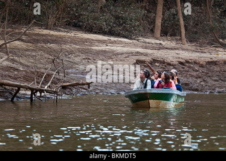 Les touristes sur la faune une éco-croisière sur la rivière Kinabatangan, Sabah, Bornéo, Malaisie. Banque D'Images