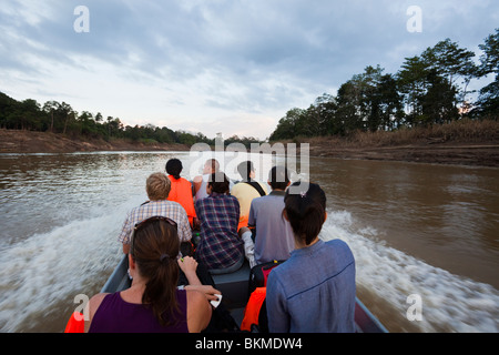 Repérage de la faune croisière sur la rivière Kinabatangan, Sabah, Bornéo, Malaisie. Banque D'Images