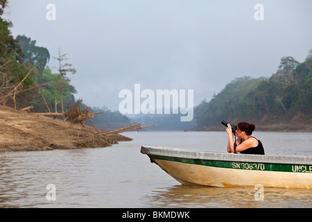 Photographier la faune touristique sur la rivière Kinabatangan, Sabah, Bornéo, Malaisie. Banque D'Images