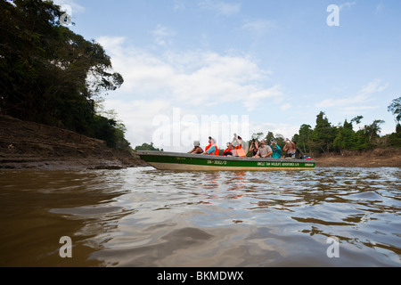 Repérage de la faune excursion en bateau sur la rivière Kinabatangan, Sabah, Bornéo, Malaisie. Banque D'Images