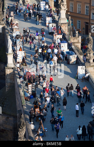 Les touristes sur le Pont Charles, Prague, République Tchèque Banque D'Images