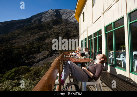 Randonneur de détente à Laban Rata resthouse sur le mont Kinabalu. Parc National de Kinabalu, Sabah, Bornéo, Malaisie. Banque D'Images