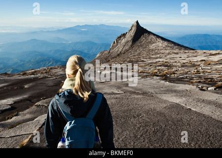 Randonneur sur Mt Kinabalu avec Pic du Sud à l'arrière-plan. Parc National de Kinabalu, Sabah, Bornéo, Malaisie. Banque D'Images