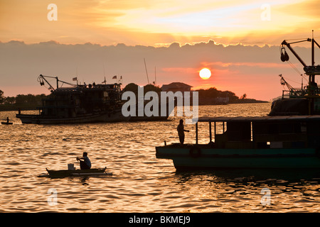 Le soleil se couche sur les bateaux de pêche dans la mer de Chine. Kota Kinabalu, Sabah, Bornéo, Malaisie. Banque D'Images