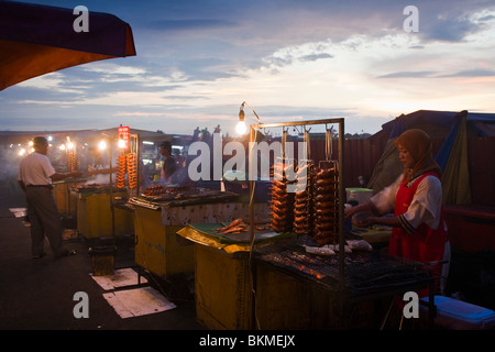 Aile de poulet grillé au bord de l'étal du marché de nuit. Kota Kinabalu, Sabah, Bornéo, Malaisie Banque D'Images