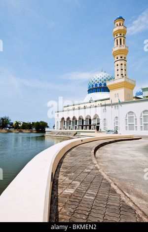 La mosquée de la ville de Kota Kinabalu à Likas Bay. Kota Kinabalu, Sabah, Bornéo, Malaisie. Banque D'Images