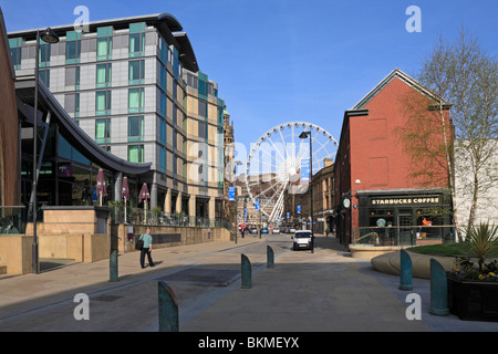 Surrey Street, l'établissement Mercure Hotel et la roue de Sheffield, Sheffield, South Yorkshire, Angleterre, Royaume-Uni. Banque D'Images