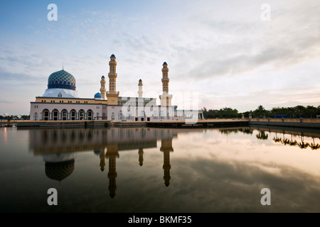 La mosquée de la ville de Kota Kinabalu. Likas Bay, Kota Kinabalu, Sabah, Bornéo, Malaisie. Banque D'Images
