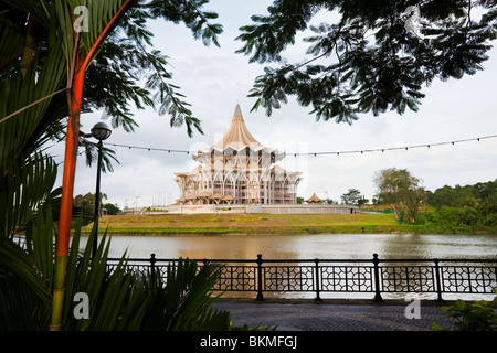 Voir l'ensemble de l'Édifice de l'Assemblée législative de l'État de Sarawak à partir de la promenade Riverside. Kuching, Sarawak, Bornéo, Malaisie. Banque D'Images