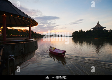 Un taxi d'eau traditionnel tambang (croisières) jusqu'à la tombée de la rivière Sarawak. Kuching, Sarawak, Bornéo, Malaisie. Banque D'Images