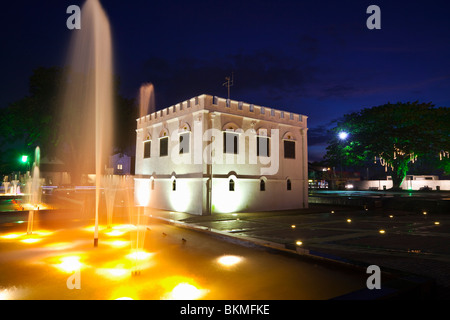 La tour carrée - construit par Charles Brooke en 1879 comme un fort - illuminée la nuit. Kuching, Sarawak, Bornéo, Malaisie. Banque D'Images