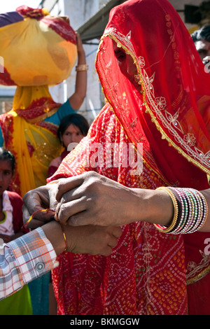 La mère de la mariée de la famille accueillante à la cérémonie de mariage. Pushkar. Le Rajasthan. L'Inde Banque D'Images