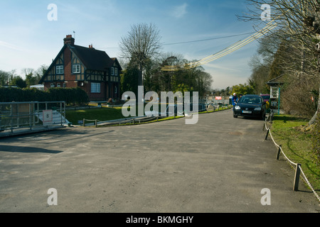Bray Lock et Weir sur la Tamise, Berkshire, Royaume-Uni Banque D'Images