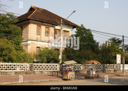 Les étals de Mobile calmar séché à l'avant de l'ère coloniale chambre à Kampot, Cambodge Banque D'Images