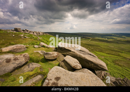 Hathersage Moor - vue de Higger Tor vers Carl Wark, Derbyshire, Angleterre Banque D'Images