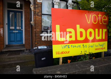 Une partie du travail dégradé poster est affiché dans un jardin de devant à Herne Hill, dans le sud de Londres. Siège de Tessa Jowell MP. Banque D'Images