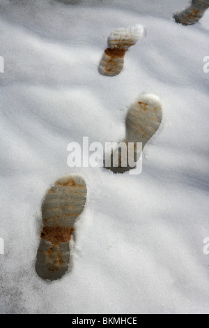 Piste de neige hiver chaussures footprints on way Banque D'Images