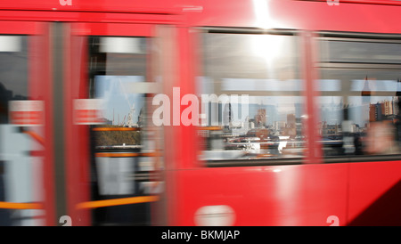 Le Gherkin Building par la fenêtre d'un bus rouge de Londres Banque D'Images