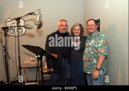 Sur le plateau (ALT) O/S 'CARS' (2006) JOHN RATZENBERGER DISNEY CRÉDIT, DARLA ANDERSON, John Lasseter (DIR) CARÁZ 001-28 Banque D'Images