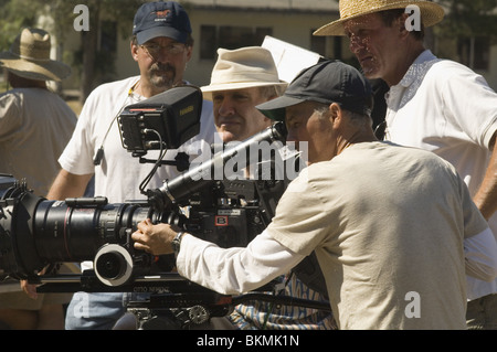 Sur le plateau de tournage (ALT) (ALT) O/S "GRIDIRON GANG" (2006) AVEC PHIL JOANOU (DIR) GDIR 001-07 Banque D'Images