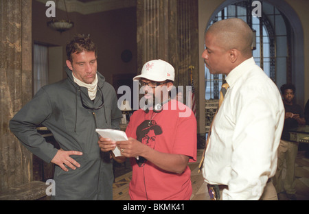 Tournage O/S 'INSIDE MAN' (2006), CLIVE OWEN, Spike Lee (DIR), Denzel Washington INMN 001-F4 Banque D'Images