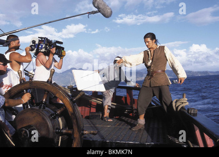 Tournage O/S 'PIRATES DES CARAÏBES : LA MALÉDICTION DU BLACK PEARL" (2003) AVEC DARIUSZ WOLSKI (CINÉ), Orlando Bloom CREDIT Banque D'Images