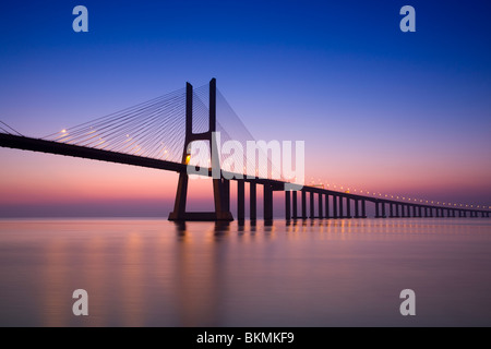 Vasco Da Gama Bridge à l'aube, Lisbonne, Portugal Banque D'Images