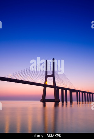 Vasco Da Gama Bridge à l'aube, Lisbonne, Portugal Banque D'Images