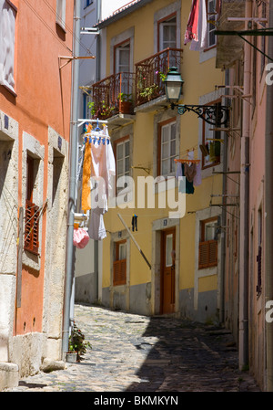 Portugal, Lisbonne, petite rue typique dans le quartier d'Alfama Banque D'Images