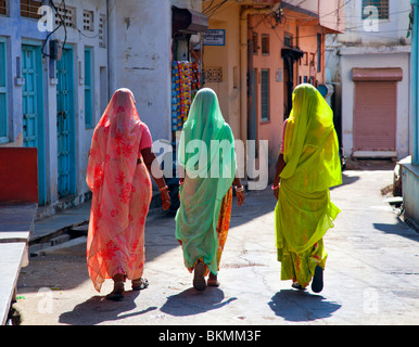 L'Inde, Rajasthan, Jodhpur, trois femmes en saris marche loin de la caméra Banque D'Images