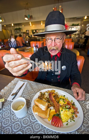 L'homme habillé en 1800 maréchal ville mange 'Hangtown Fry,' un repas copieux qui date de la ruée vers l'or du milieu des années 1800 en Californie Banque D'Images