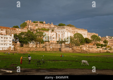 Séché du lit de lac et vue de ville Palace avec ciel de mousson, Udaipur, Inde Banque D'Images