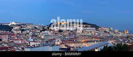Portugal, Lisbonne, panorama de la vieille ville et d'alfama au crépuscule Banque D'Images
