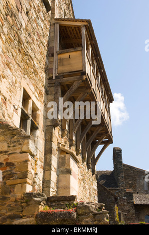 Balcon couvert en bois à l'arrière de la maison du gouverneur à Najac Aveyron Midi-Pyrénées France Banque D'Images