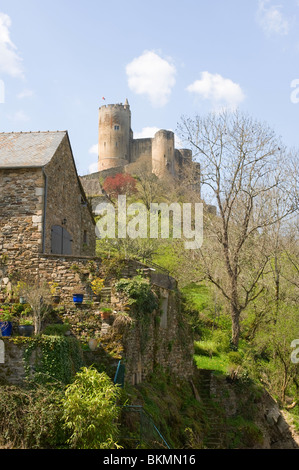 Le château sur une colline conique avec une partie du bas du village dans la ville Bastide de Najac Aveyron Midi-Pyrénées France Banque D'Images