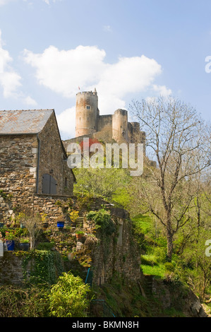 Le château sur une colline conique avec une partie du bas du village dans la ville Bastide de Najac Aveyron Midi-Pyrénées France Banque D'Images