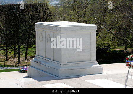 Des fleurs devant la tombe du Soldat inconnu au cimetière national d'Arlington en Virginie Banque D'Images