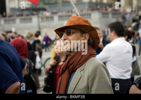 Mai 24 mars et rassemblement à Trafalgar Square, 1er mai 2010 Portrait de l'homme dans la foule Banque D'Images