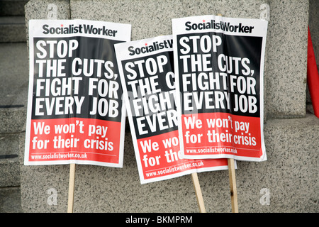 Mai 24 mars et rassemblement à Trafalgar Square, 1er mai 2010 Socialist Worker party banners Banque D'Images