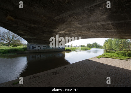 Pont routier et traversée de canal dans Essex, Angleterre Banque D'Images