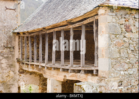 Ancienne grange en pierre et une grange avec charpente en bois et parquet dans la ville Bastide de Najac Aveyron Midi-Pyrénées France Banque D'Images