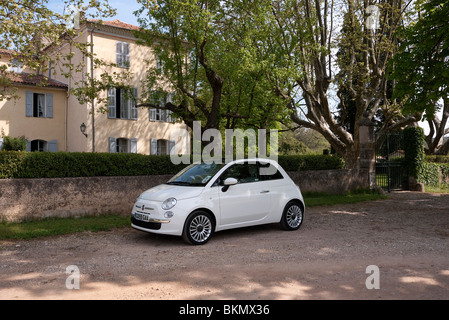 Fiat 500 parqué par un Chateau la Lieue Provence en France Banque D'Images