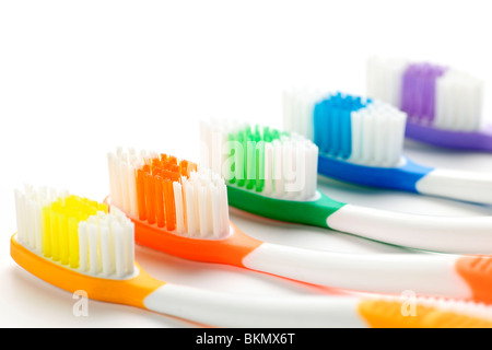 Close up de brosses à dents multicolores sur fond blanc Banque D'Images