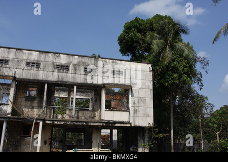 Une villa en ruine à Kep, au Cambodge. Kep, ancienne station balnéaire populaire, a été en grande partie détruit pendant la famine de 1979 Banque D'Images